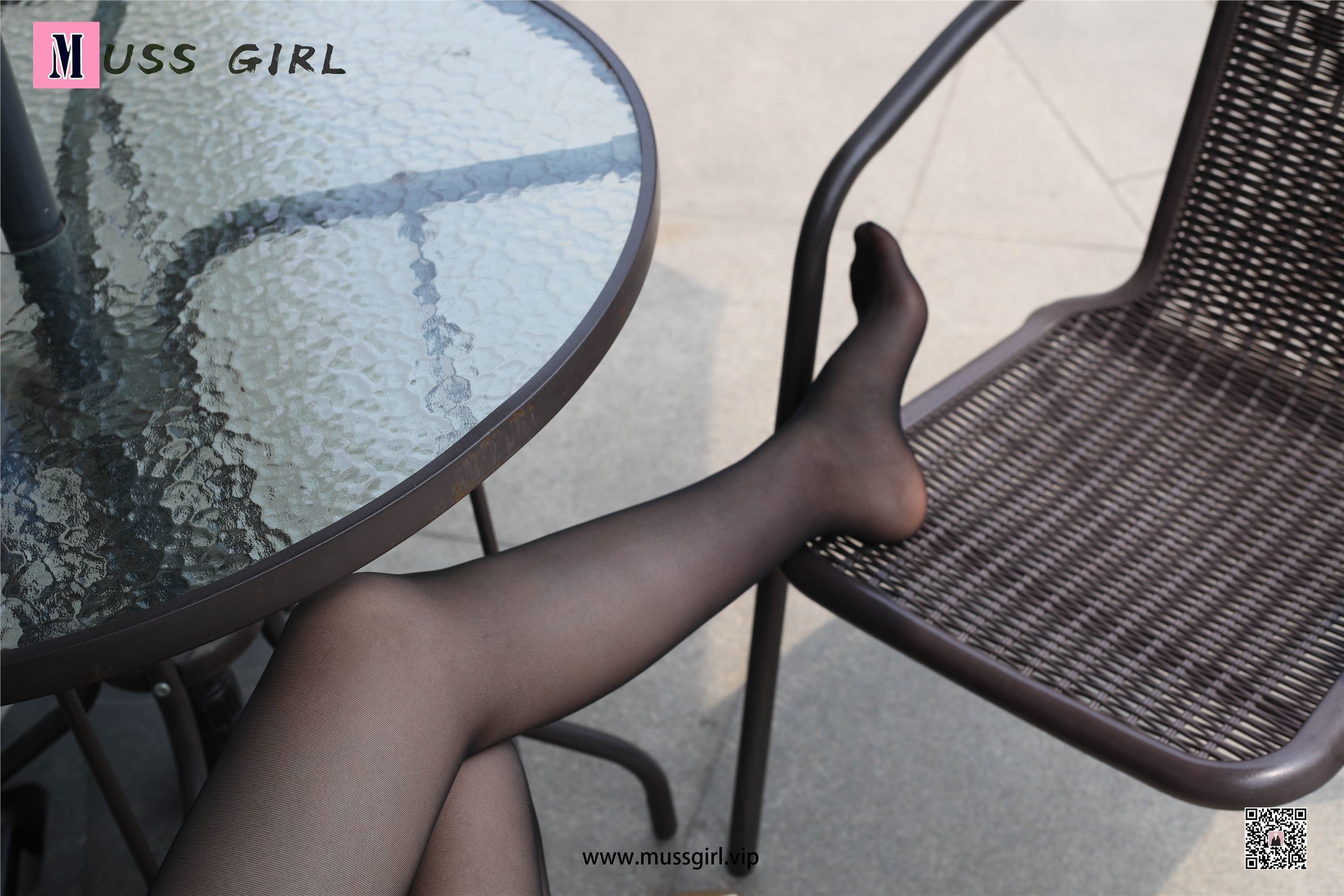 MussGirl慕丝女郎  NO.217 咖啡厅门前的热裤黑丝